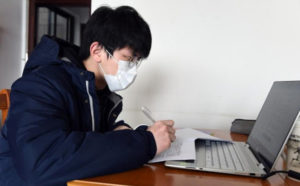 So sánh học tiếng Anh online và học truyền thống