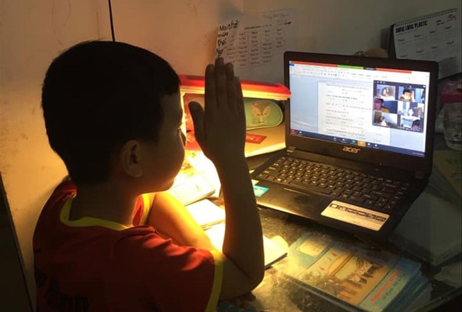 So sánh học tiếng Anh online và học truyền thống